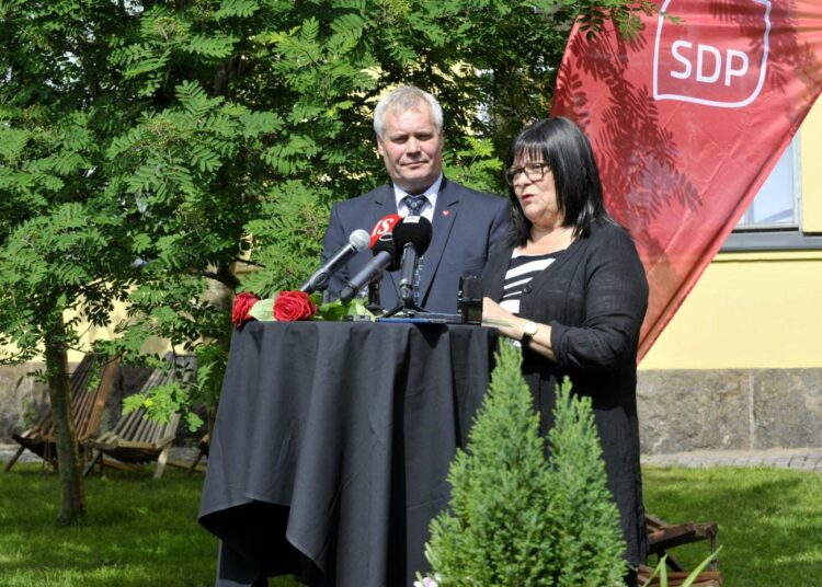 SDP:n puheenjohtaja Antti Rinne ja kansanedustaja Maria Tolppanen kertoivat puolueloikasta keskiviikkona.