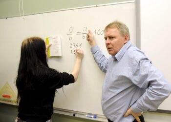 OAJ:n puheenjohtaja Olli Luukkainen huomauttaa, että lomautusten porrastusten takia opettajat joutuvat valvomaan kahta luokkaa samanaikaisesti.