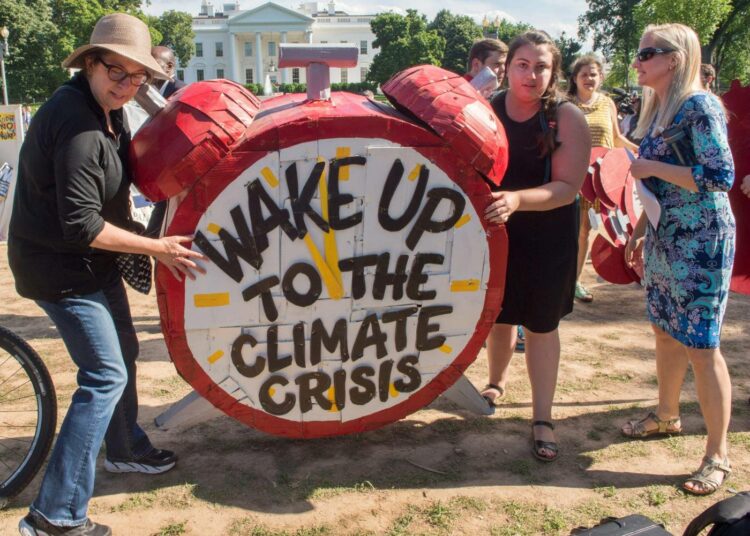 Mielenosoittajat vastustivat torstaina Washingtonissa Trumpin ilmastopäätöstä.