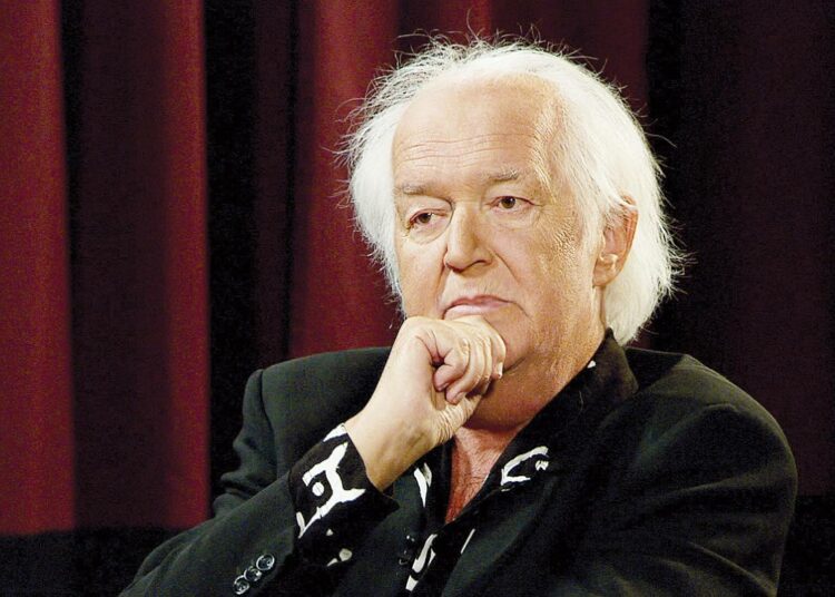 Henning Mankell (1948–2015) kertoo kirjoittamisen ja politiikan lisäksi myös kamppailustaan syöpää vastaan ja roolistaan isänä.