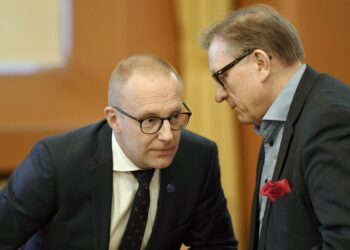 SAK:n puheenjohtaja Jarkko Eloranta ja SAK:n hallituksen varapuheenjohtaja Matti Huutola (oik.) SAK:n edustajiston kokouksessa.