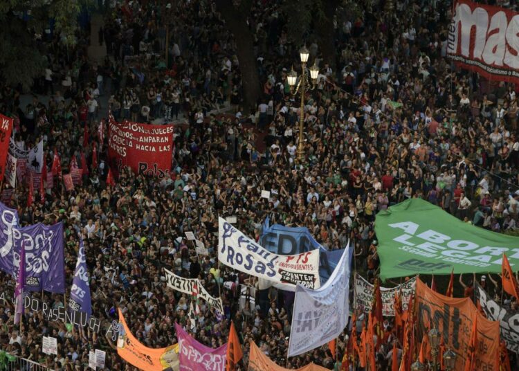 Mielenosoitus naistenpäivänä 8.maaliskuuta Buenos Airesissa.
