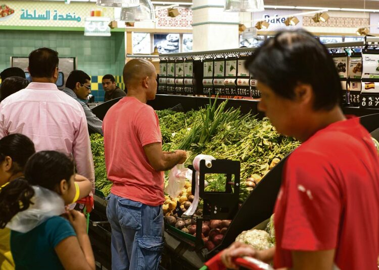 Ihmisiä ostoksilla Lulu-marketissa Dohassa. Kaupoista löytyy kaikkea, mutta osa tuontituotteista on kallistunut.