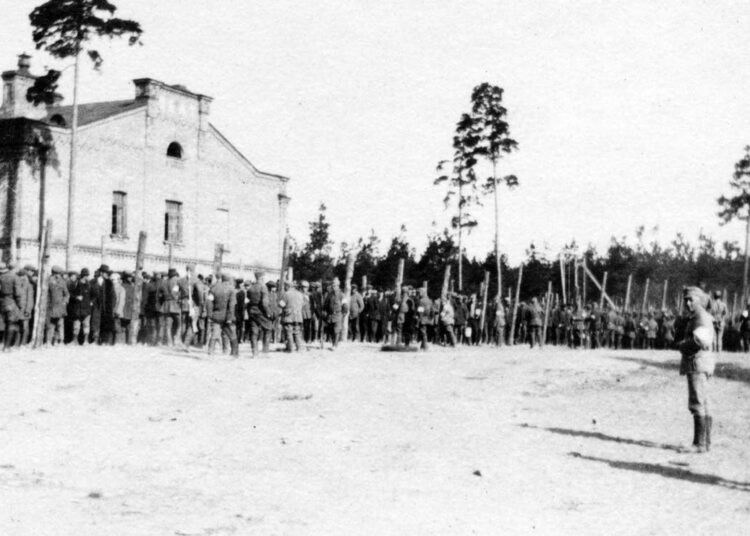 Kesällä 1918 kymmenen-tuhatta punavankia eristettiin venäläisten entisiin kasarmeihin Tammisaaressa.