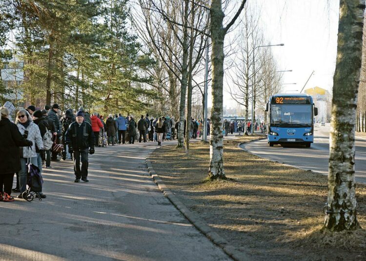 Vuosi sitten Myllypuron leipäjono oli satoja metrejä pitkä.