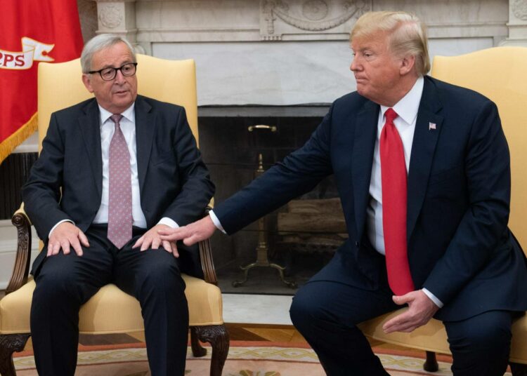 Yhdysvaltojen presidentti Donald Trumpin ja EU-komission puheenjohtaja Jean-Claude Juncker tiedotustilaisuudessa kertomassa keskustelunsa tuloksista.