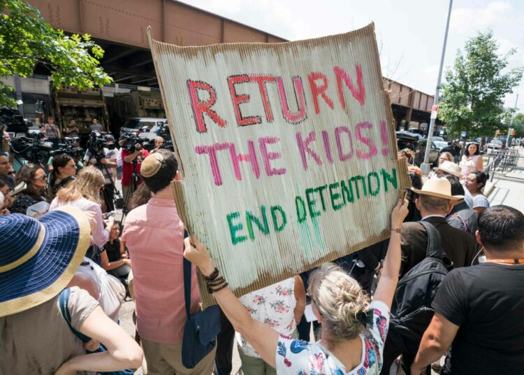 New Yorkissa osoitettiin heinäkuussa mieltä lasten pois ottamista vastaan.