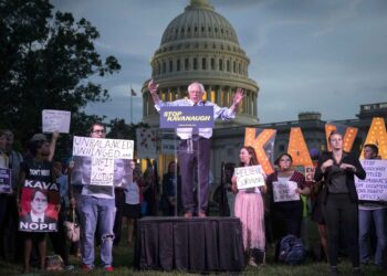 Bernie Sanders ei ole suinkaan vetäytynyt hiljaiseloon. Kuvassa hän puhuu lokakuun alussa mielenosoituksessa, jossa vastustettiin äärikonservatiivi Brett Kavanaughin nimittämistä korkeimpaan oikeuteen.
