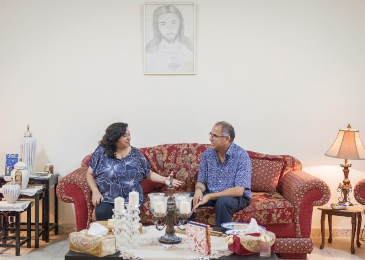 Intialaiset kristityt Sunita ja Michael Mascarenhas ovat asuneet Qatarissa jo lähes 30 vuotta.