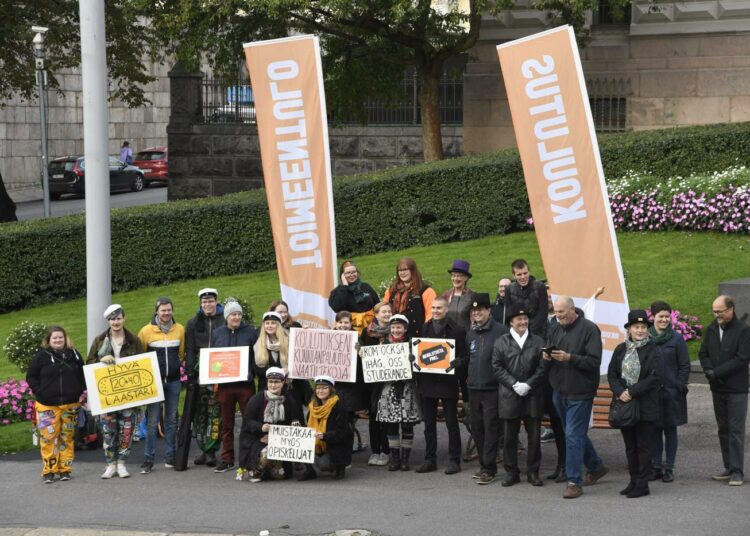 Koulutusta kannustavat ja opiskelijat osoittivat mieltään kun hallituksen budjettiriihi alkoi Säätytalolla Helsingissä 17. syyskuuta.