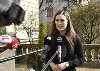 Pääministeri Sanna Marin on jatkuvasti julkisuudessa ja kansalaisten mielestä onnistuneesti.