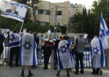 Pääministeri Benjamin Netanjahun tueksi järjestetty mielenosoitus parlamenttitalon luona sunnuntaina.