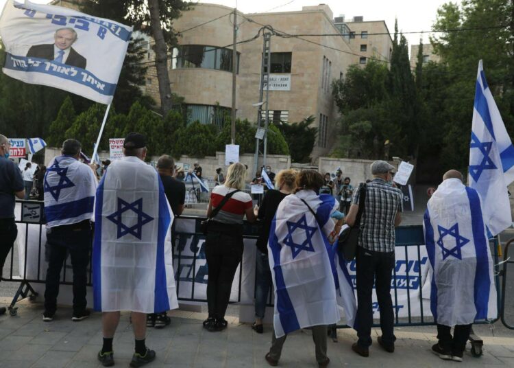 Pääministeri Benjamin Netanjahun tueksi järjestetty mielenosoitus parlamenttitalon luona sunnuntaina.