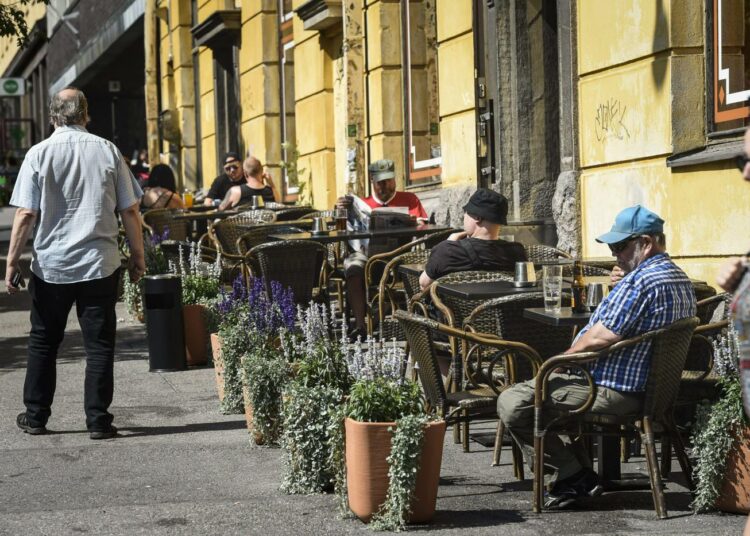 Kohta pääsee terassille. Kokoomuksen mukaan on aina väärin purettiinpa sitten rajoituksia tai asetetaan niitä.