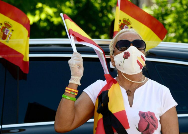 Espanjan äärioikeistolainen Vox-puolue järjesti mielenosoituksen hallituksen koronarajoituksia vastaan ja ”vapauden” puolesta 23. toukokuuta.