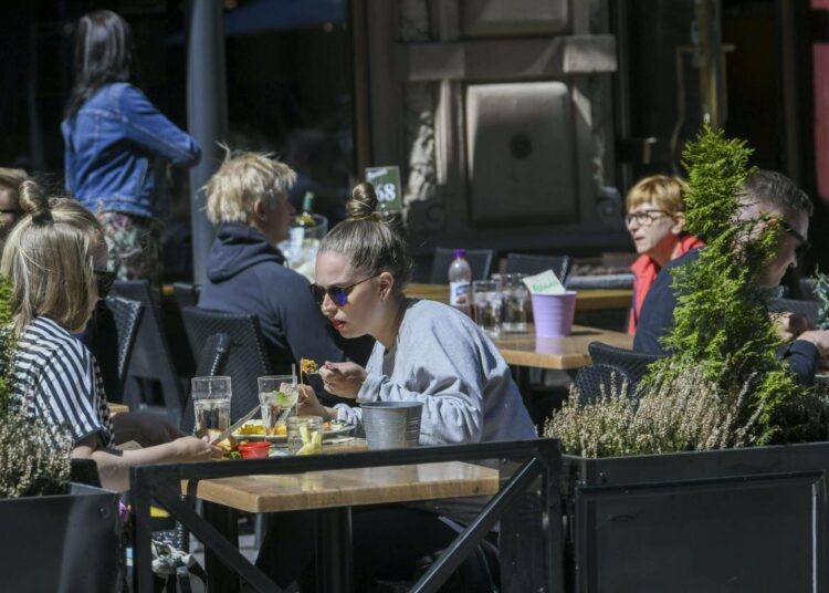 Hallitus on lopettanut pikkuhiljaa koronarajoituksia. Kesäkuun alussa saivat ravintolat avata ovensa ja terassinsa.