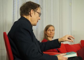 Kirjaililja Anni Kytömäki ja säveltäjä Kalevi Aho keskustelemassa Margarita-kirjasta