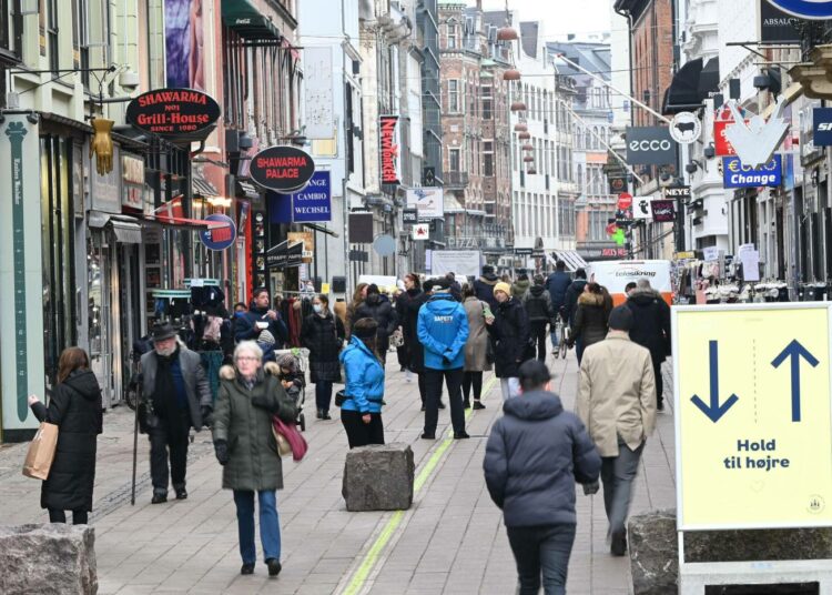 Tanska suosittelee Astra Zenecan koronarokotteen antamista kaikille yli 18-vuotiaille.