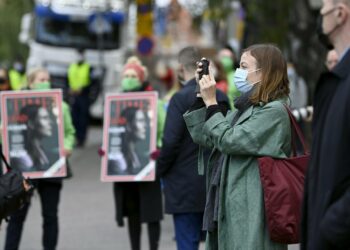Li Andersson pysähtyi ottamaan kuvan ilmastotoimia vaativista mielenosoittajista ennen hallituksen budjettineuvottelujen alkua.