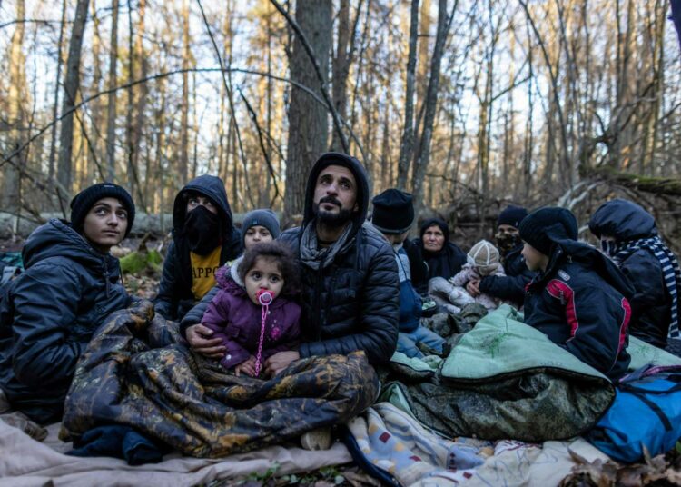 Kurdiperhe, jossa on 16 jäsentä kolmessa sukupolvessa vietti 20 vuorokautta metsässä raja-alueella. Heidät palautettiin kertomansa mukaan kahdeksan kertaa Valko-Venäjälle.