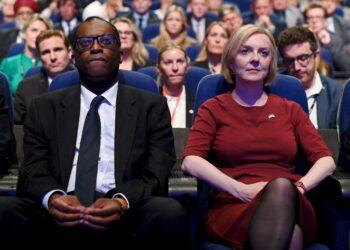 Ison-Britannian valtiovarainministeri Kwasi Kwarteng (oikealla) ja pääministeri Liz Truss konservatiivipuolueen puoluekokouksessa Birminghamissa.