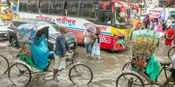 Kadut tulvivat Bangladeshin pääkaupungissa Dhakassa viime syyskuussa.