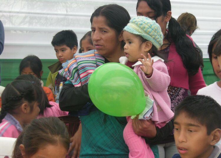 Perussa yli kuusi miljoonaa asukasta on alle 11-vuotiaita. Köyhyys koskettaa neljää kymmenestä lapsesta, mikä tarkoittaa, etteivät he elä ihmisarvoista elämää eivätkä saa edellytyksiä kehittyäkseen tulevaisuudessa.
