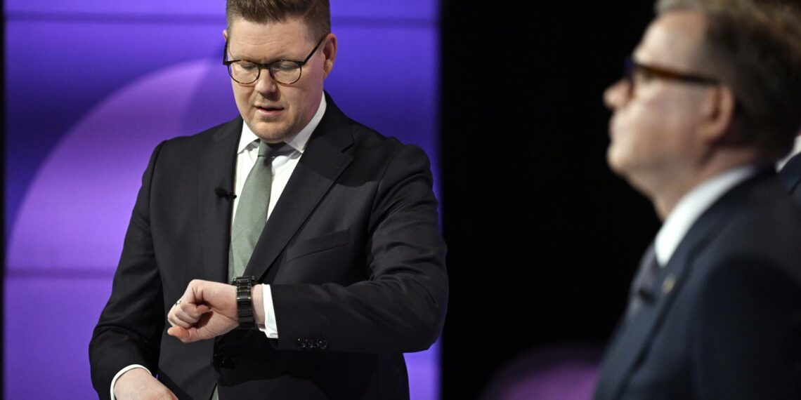 SDP:n puheenjohtaja Antti Lindtman (vasemmalla) ja kokoomuksen puheenjohtaja, pääministeri Petteri Orpo.