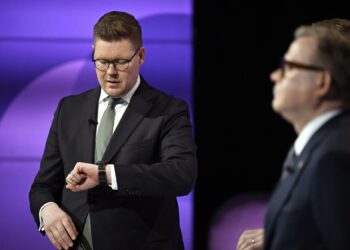 SDP:n puheenjohtaja Antti Lindtman (vasemmalla) ja kokoomuksen puheenjohtaja, pääministeri Petteri Orpo.