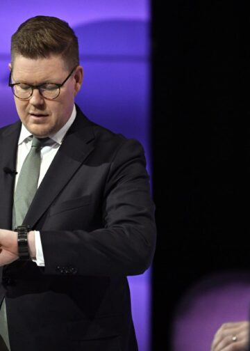 SDP:n puheenjohtaja Antti Lindtman (vasemmalla) ja kokoomuksen puheenjohtaja, pääministeri Petteri Orpo.