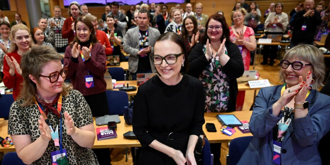 Vasemmalta, vasemmistoliiton puoluesihteeri Anna Mäkipää, puheenjohtaja, kansanedustaja Minja Koskela sekä eduskuntaryhmän puheenjohtaja, kansanedustaja Aino-Kaisa Pekonen puoluevaltuuston kokouksessa eduskunnan Pikkkuparlamentissa Helsingissä.