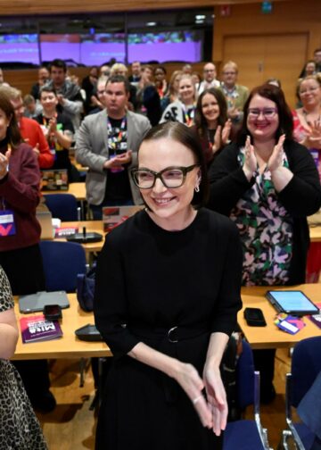 Vasemmalta, vasemmistoliiton puoluesihteeri Anna Mäkipää, puheenjohtaja, kansanedustaja Minja Koskela sekä eduskuntaryhmän puheenjohtaja, kansanedustaja Aino-Kaisa Pekonen puoluevaltuuston kokouksessa eduskunnan Pikkkuparlamentissa Helsingissä.