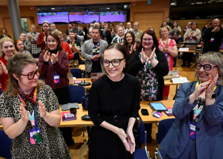 Vasemmalta, vasemmistoliiton puoluesihteeri Anna Mäkipää, puheenjohtaja, kansanedustaja Minja Koskela sekä eduskuntaryhmän puheenjohtaja, kansanedustaja Aino-Kaisa Pekonen puoluevaltuuston kokouksessa eduskunnan Pikkkuparlamentissa Helsingissä.