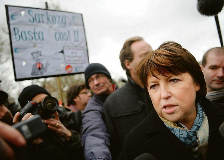 Ranskan sosialistien tuore puheenjohtaja Martine Aubry osallistui tiistaina Pariisissa mielenosoitukseen julkisen palvelun tv:n puolesta.