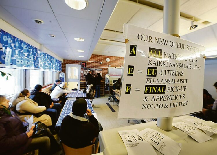 Turvapaikanhakijoita ulkomaalaispoliisin toimitiloissa Helsingin Malmilla helmikuun lopulla. Ulkomaalaispoliisi vastaa ulkomaalaishallinnon lupa- ja tutkinta-asioiden hoitamisesta.