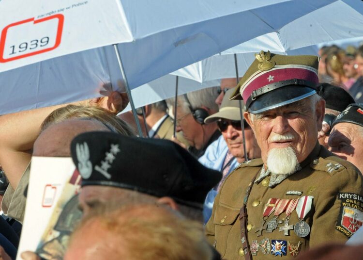 Sotaveteraani seuraamassa toisen maailmansodan alkamisen muistojuhlaa Gdanskin Westerplattella syyskuun 1. päivänä.