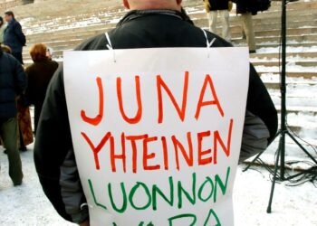 Yöjunaliikenteen lakkauttamiset ovat aiheuttaneet liikehdintää. Tässä osoitetaan mieltä Kemijärvi ? Helsinki -yhteyden puolesta 2006.