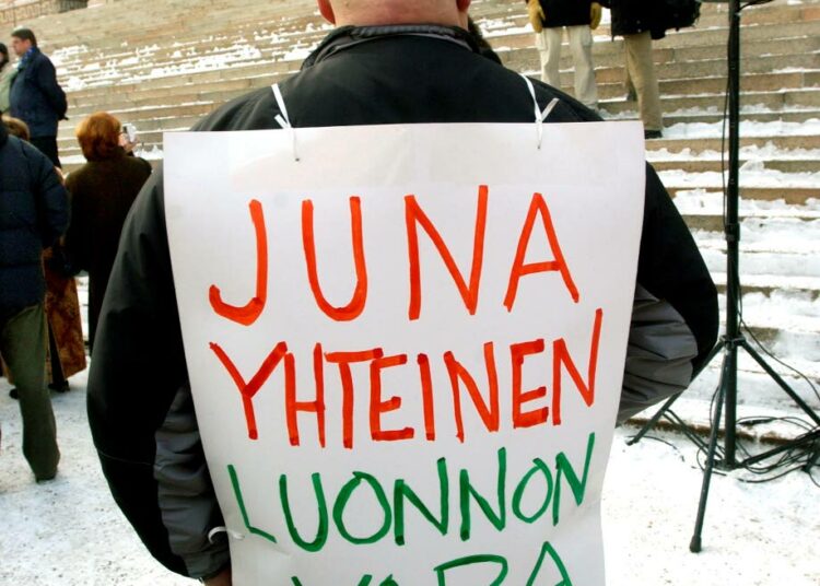 Yöjunaliikenteen lakkauttamiset ovat aiheuttaneet liikehdintää. Tässä osoitetaan mieltä Kemijärvi ? Helsinki -yhteyden puolesta 2006.