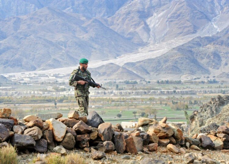 Jalokivet kaivetaan laittomissa kaivoksissa Afganistanin vuorilla ja salakuljetetaan maasta. Kuvassa afganistanilainen sotilas partioimassa Kunarin alueella joulukuussa.