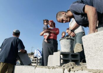 Siirtokuntalaisia täydessä rakennustyön touhussa Beit Hagaissa Hebronin kaupungin lähellä.