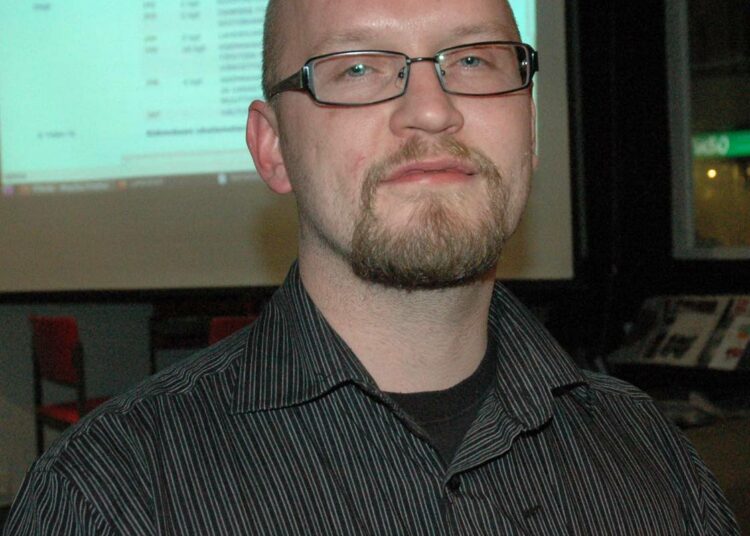 Suorempaa demokratiaa Tampere! on pyörinyt kulttuurikahvila Hertassa Seppo Säämäen johdolla syksystä alkaen.