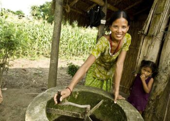 WWF:n ja Väestöliiton yhteisessä hankkeessa Nepalin maaseudulla vanhoja tulisijoja korvataan liesillä, joissa käytetään polttopuun sijaan biokaasua. Liedet parantavat hygieniaa ja naisten elämänlaatua, koska he eivät joudu enää tekemään pitkiä puunkeruumatkoja. Kuvassa nainen biokaasureaktorin äärellä.