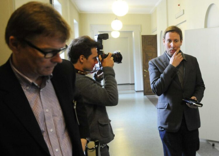 Paavo Arhinmäki aikoo käydä asiallisen keskustelun Jyrki Kataisen kanssa.