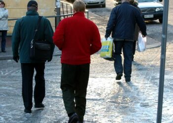 Työterveyslaitoksen mukaan yksi liukastumistapaturma maksaa yhteiskunnalle noin 6 000 euroa.