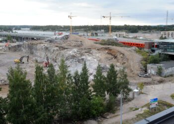 Tänne Kalasatamaan nousee valtava määrä uusia asuntoja. Pasilan-Vallilan Vasemmiston kunnallisvaaliehdokkaat muistuttavat, että sinne on varmistettava myös kuntapalvelut ja toimiva joukkoliikenne. Kuva viime syksynä alkaneista maansiirtotöistä.
