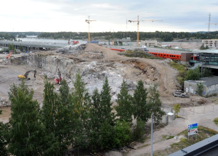 Tänne Kalasatamaan nousee valtava määrä uusia asuntoja. Pasilan-Vallilan Vasemmiston kunnallisvaaliehdokkaat muistuttavat, että sinne on varmistettava myös kuntapalvelut ja toimiva joukkoliikenne. Kuva viime syksynä alkaneista maansiirtotöistä.