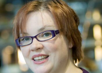 Helsinkiläinen varavaltuutettu ja sosiaalilautakunnan varajäsen Miina Kajos haluaa koota päihdealan toimijat saman pöydän ääreen.