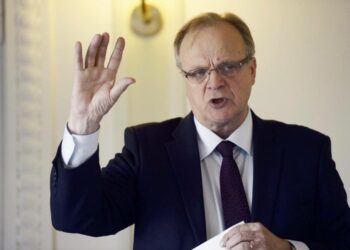 Työministeri Lauri Ihalainen vetosi yrityksiin, jotta nämä lomauttaisivat mieluummin kuin irtisanoisivat.