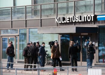 Fuusiohanke pantiin AKT:n puheenjohtajakiistojen vuoksi viime maaliskuussa. Media päivysti Metallitalon edustalla maaliskuussa 2012.