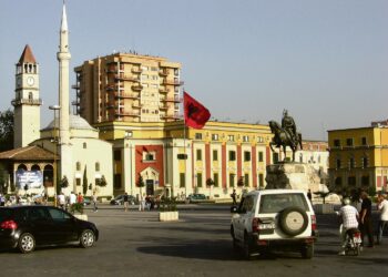 Skanderbegin aukio on Albanian pääkaupungin Tiranan keskipiste.